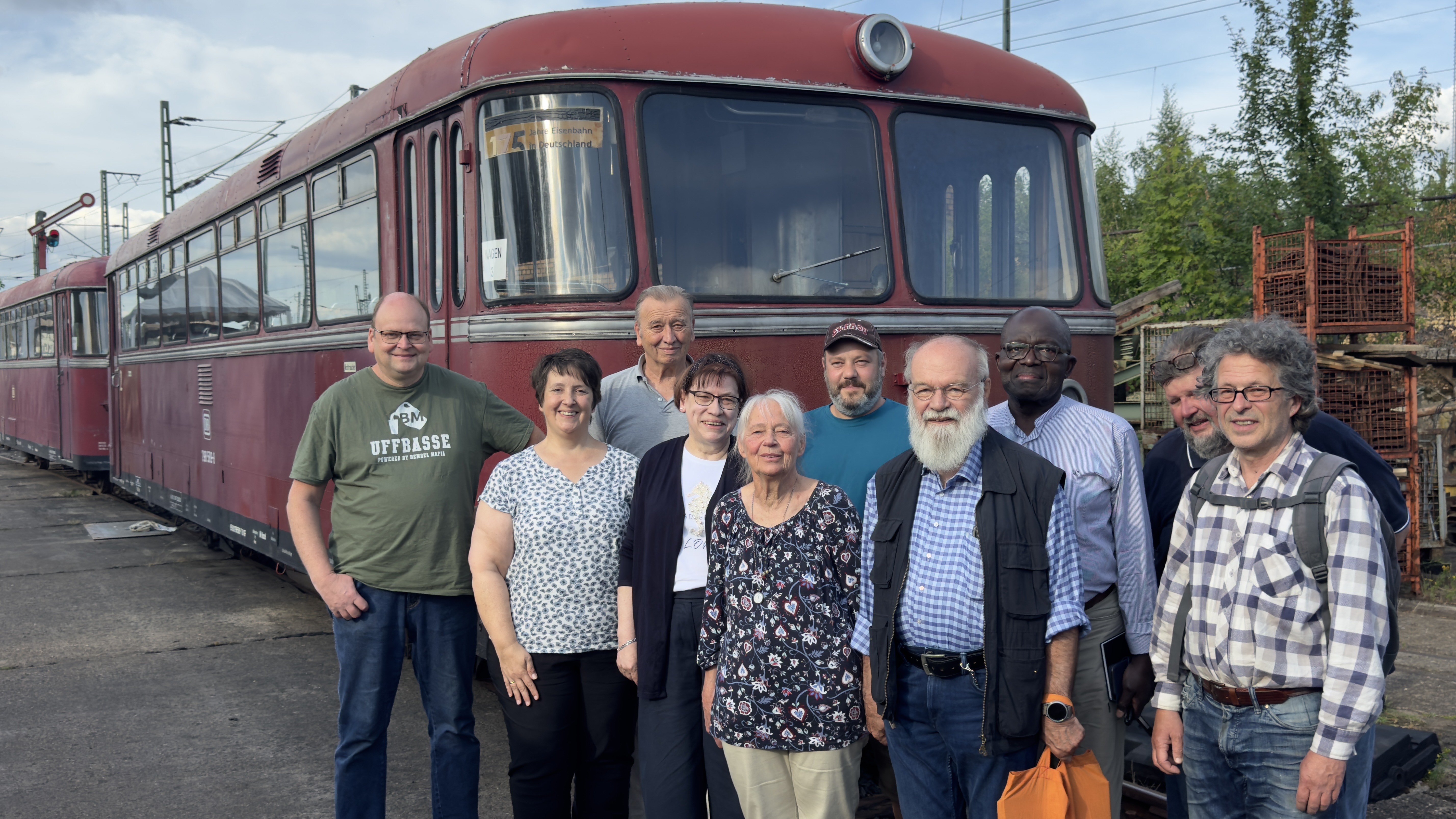 Mitgliederversammlung zwischen historischen Schienenbussen